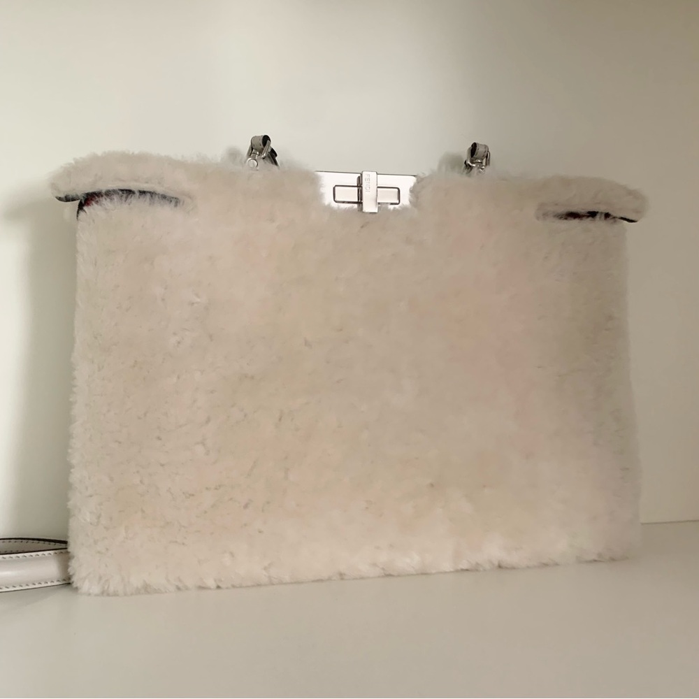 Hold Fendi shearling peekaboo bag - Picture 3 of 16